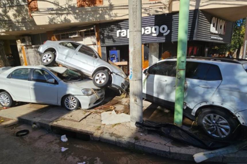 Sin luz ni agua incomunicados y al rescate de lo que quedoacute en pie el diacutea despueacutes en Bahiacutea Blanca