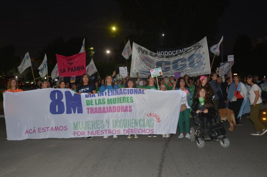 Mujeres marcharon por el 8M en las calles de Santa Rosa