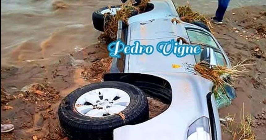 Una camioneta fue arrastrada por el agua en Cuchillo Co