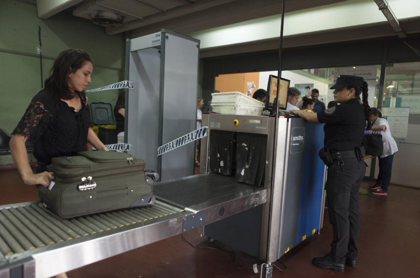 Liberaron controles de Aduana para una mujer que trajo incontables valijas