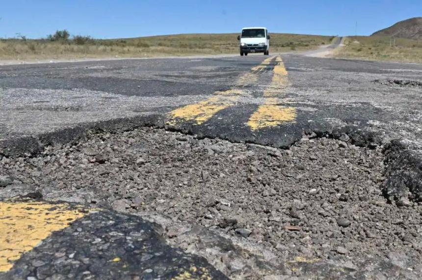 Vialidad advierte sobre las peligrosas consecuencias de la falta de inversioacuten en rutas