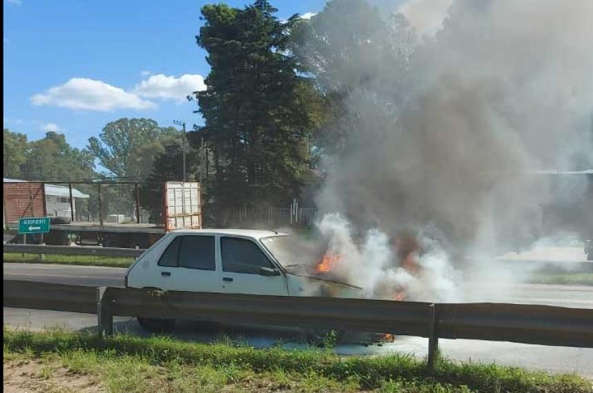 Se incendioacute un automoacutevil en la Ruta 35 enfrente del aeropuerto