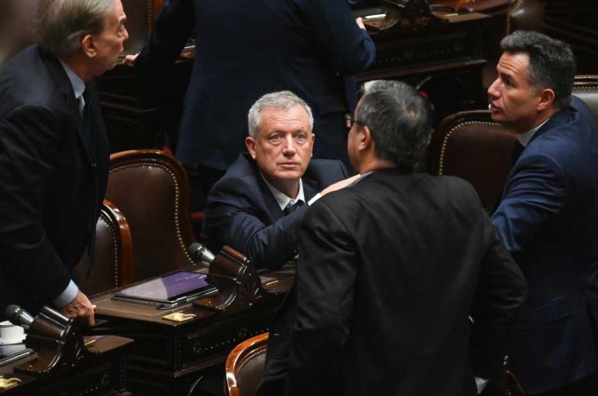 Escaacutendalo- Oscar Zago y Lisandro Almiroacuten se agarraron a pintildeas en medio de la sesioacuten en Diputados