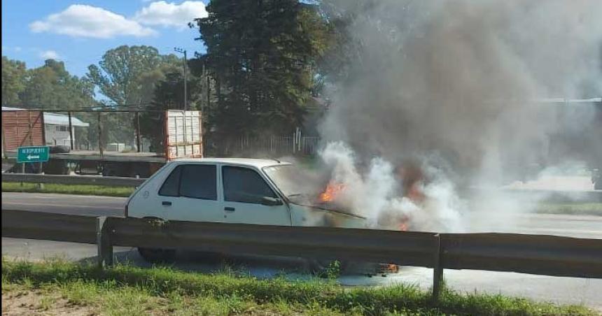 Se incendioacute un automoacutevil en la Ruta 35 enfrente del aeropuerto