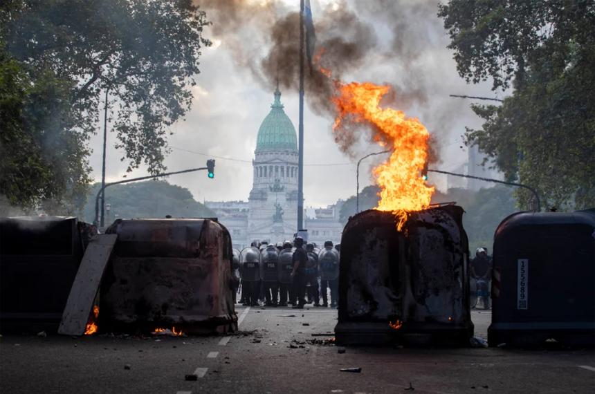 La jornada de represioacuten y violencia terminoacute con cacerolazos y una movilizacioacuten