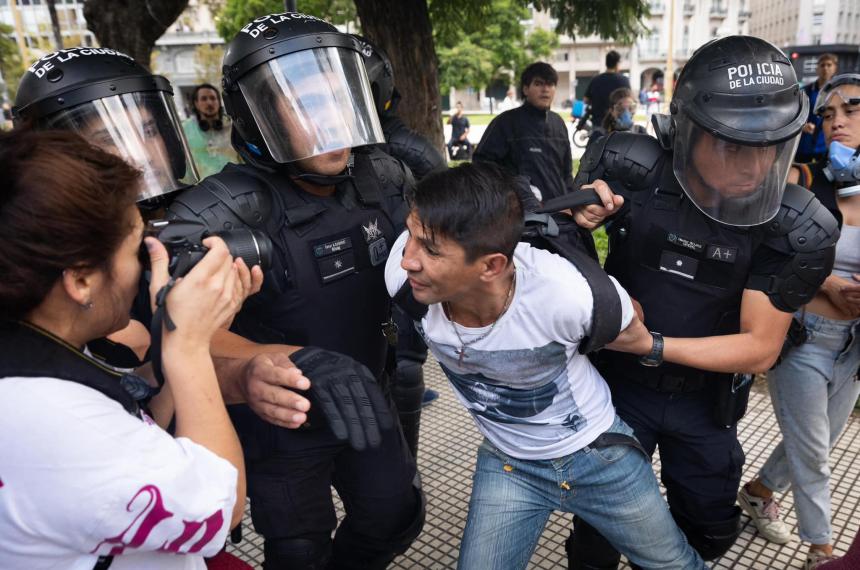 La jornada de represioacuten y violencia terminoacute con cacerolazos y una movilizacioacuten