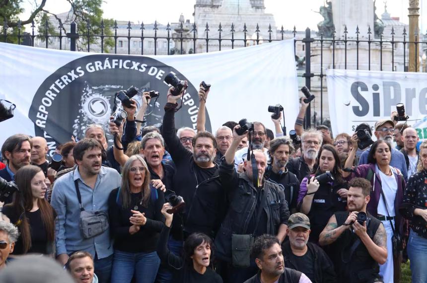 Argra pidioacute la renuncia de Bullrich y realizoacute una protesta frente al Congreso