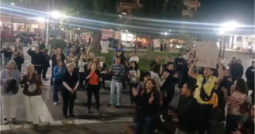 Cacerolazo en la plaza San Martiacuten