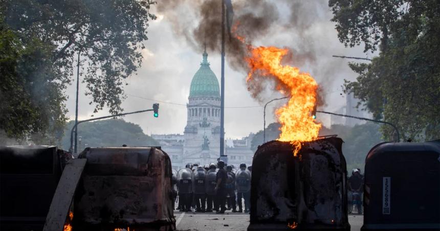 La jornada de represioacuten y violencia terminoacute con cacerolazos y una movilizacioacuten