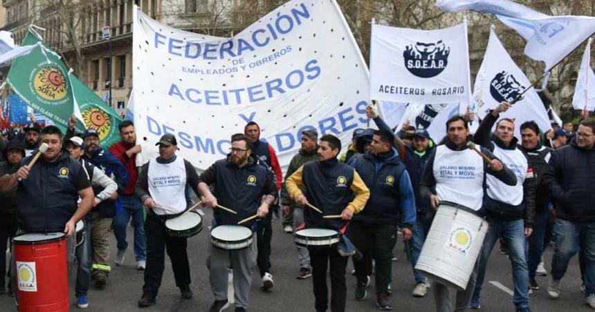 Los aceiteros levantaron la huelga que paralizaba los puertos