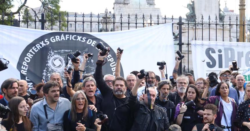 Argra pidioacute la renuncia de Bullrich y realizoacute una protesta frente al Congreso