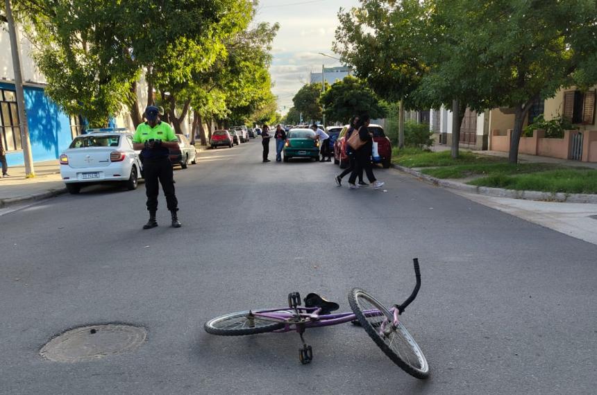 Una ciclista con golpes tras chocar con un auto en Villa Santillaacuten