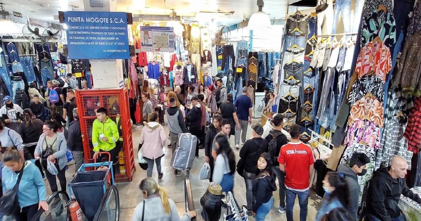 Reducen aranceles a la importacioacuten de ropa calzado y telas para bajar precios