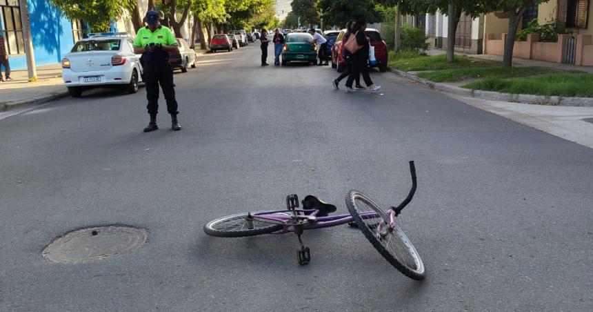 Una ciclista con golpes tras chocar con un auto en Villa Santillaacuten