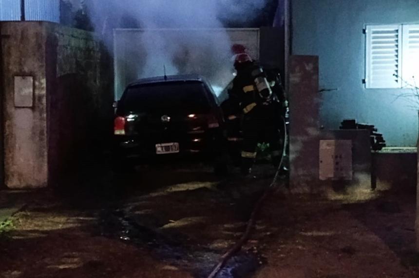 Un incendio causoacute serios dantildeos en un auto en General Pico