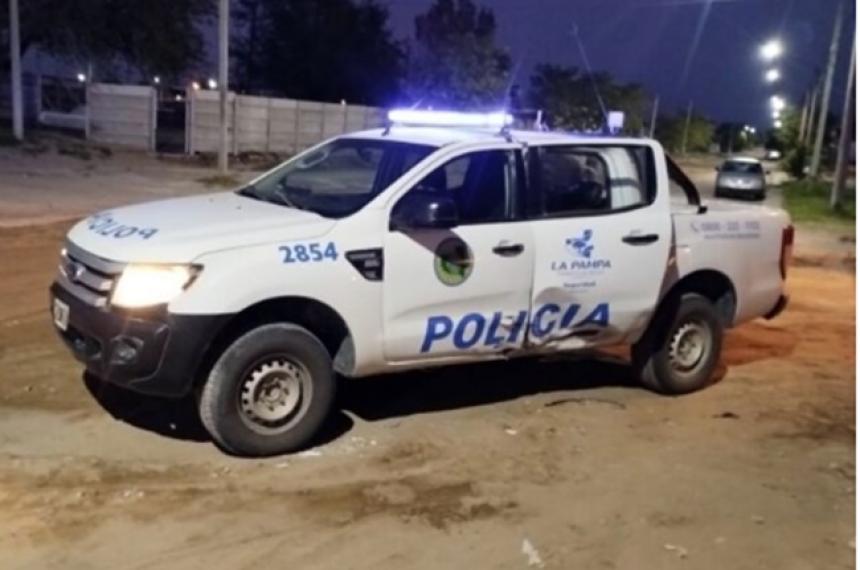 Conductor alcoholizado huyoacute de la policiacutea atropelloacute a efectivos y chocoacute un patrullero 