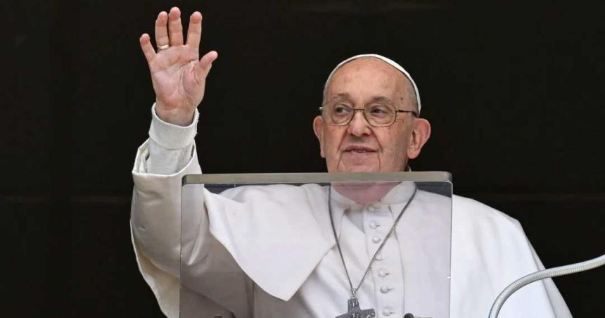 El papa Francisco presentoacute una ligera mejoriacutea y permanece estable