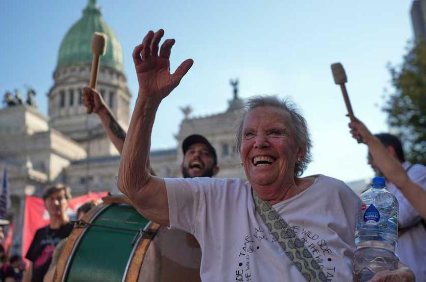 Jubilados y militantes opositores marcharon al Congreso sin los desmanes de la semana anterior