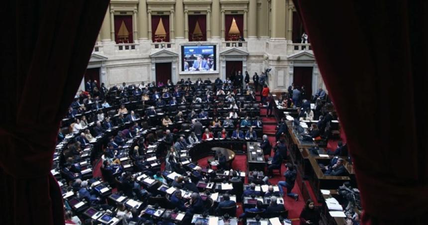 En medio de gritos sesiona la Caacutemara de Diputados para tratar el DNU sobre el FMI