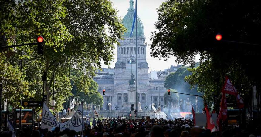 Jubilados y militantes opositores marcharon al Congreso sin los desmanes de la semana anterior