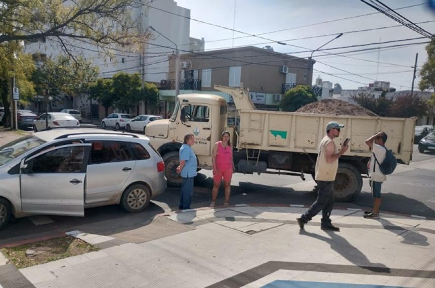 Un camioacuten municipal chocoacute en el centro de Santa Rosa