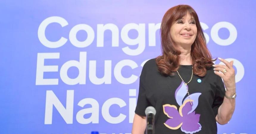 Cristina Kirchner criticoacute ferozmente a Milei y advirtioacute sobre una creciente descomposicioacuten institucional en el paiacutes