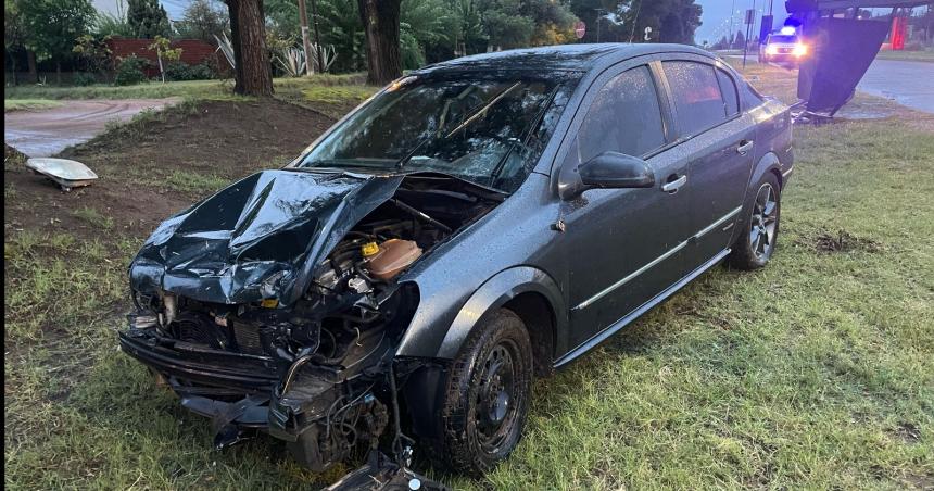 Un auto chocoacute una garita de colectivos en la Peroacuten