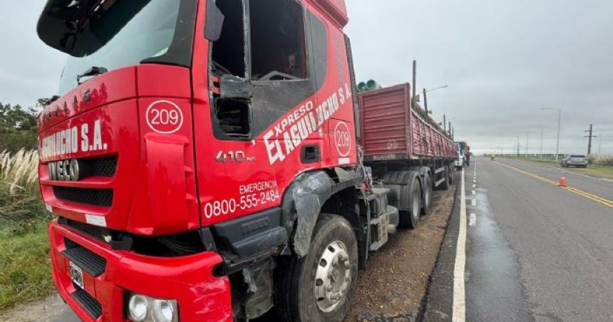 Camioacuten se quedoacute sin frenos y chocoacute a otro en el cruce de las rutas 1 y 4