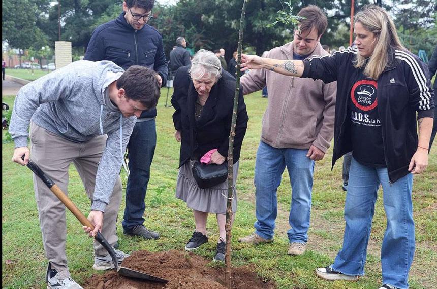 Emotiva ceremonia en homenaje a lasviacutectimas de la dictadura en Pico