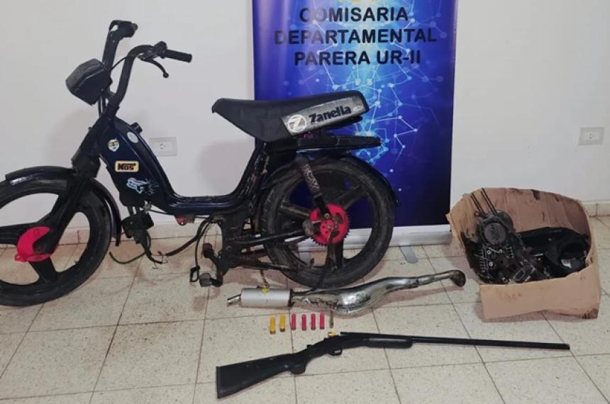 Secuestran una moto y un arma tras un robo en una vivienda de Parera