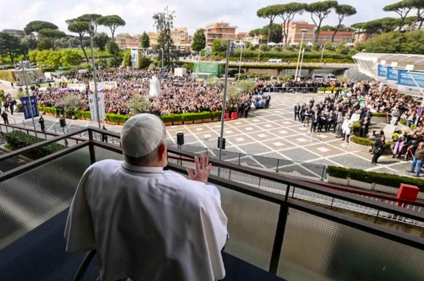 Francisco estuvo a punto de morir dos veces dijo el meacutedico del Papa