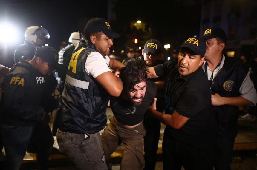 Brutal Represión En El Congreso A Manifestantes Jubilados Periodistas